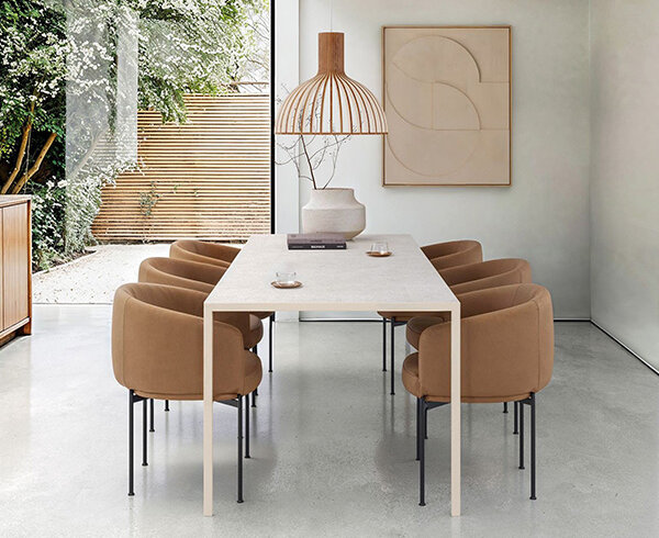 Metaform eettafel met eetstoelen