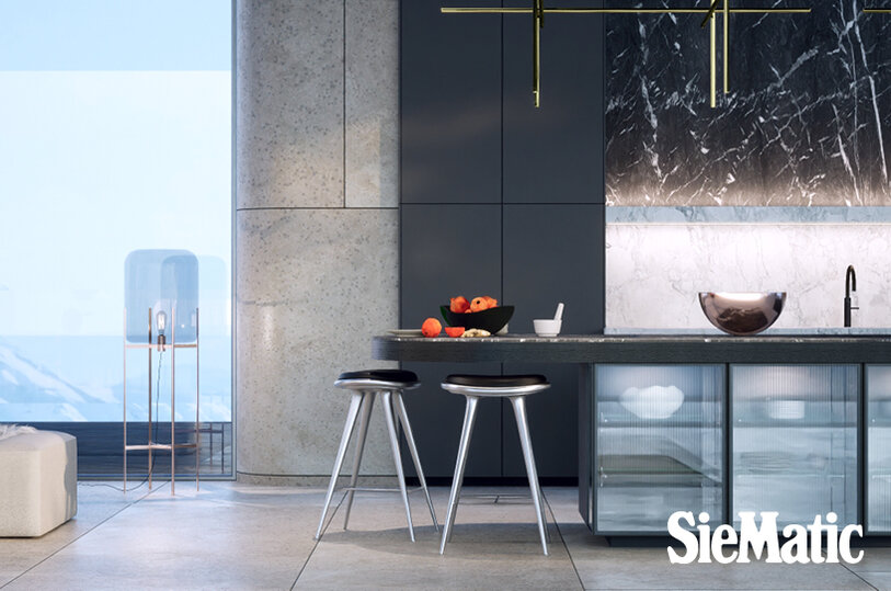 SQ lak mat graphite,  Eiland voorzijde: SieMatic vitrines, SieMatic werkblad in kalksteen: grigio carnico patinato (donker), achterwand spoeldeel: kalksteen: grigio carnico patinato (donker) en macaubas giotto patinato (licht)