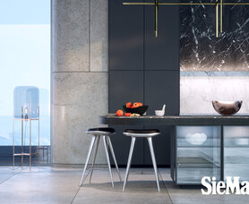 SQ lak mat graphite,  Eiland voorzijde: SieMatic vitrines, SieMatic werkblad in kalksteen: grigio carnico patinato (donker), achterwand spoeldeel: kalksteen: grigio carnico patinato (donker) en macaubas giotto patinato (licht)