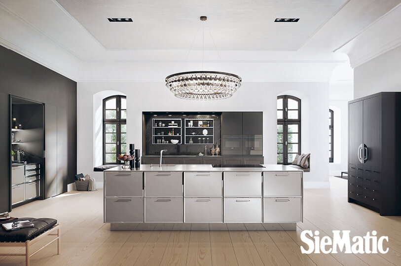 SieMatic 2002 BAL SQ lak graphite glanzend keukeneiland: front aluminium geborsteld met omlijsting  in metaal in facet verchroomd, SieMatic werkblad in edelstaal mat geborsteld.