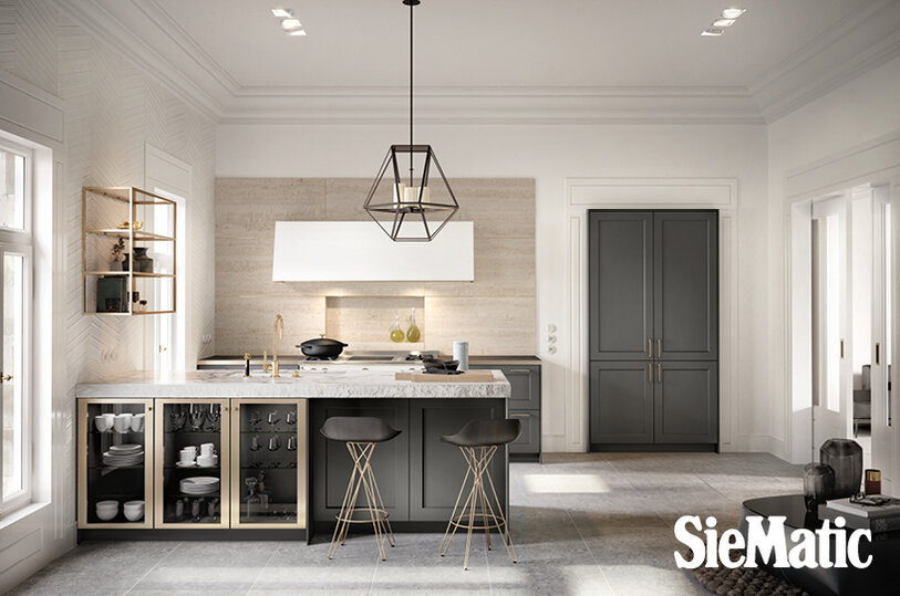 SieMatic 2002 BAS SQ lak graphite mat, gecombineerd met travertin en grepen, vitrines en wandframe in goldenbronce