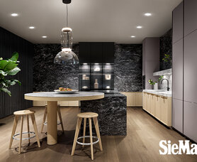 SieMatic 7007 HRF fineer oak travertin, hoge kasten SQ lak mat, kleur persoonlijk gekozen uit NCS Color System . SieMatic Monoblok eiland in kalksteen: grigio carnico patinato (donker) en tafelblad kwartsiet: macaubas giotto patinato (licht)