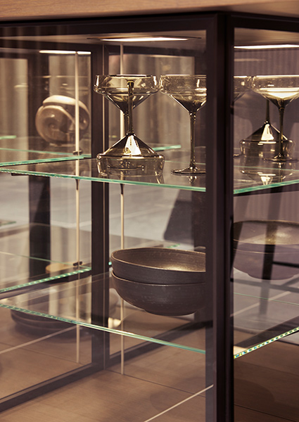 Door glaskasten te gebruiken, creëer je niet alleen een podium voor je spullen, maar voeg je ook diepte toe aan je keuken. 